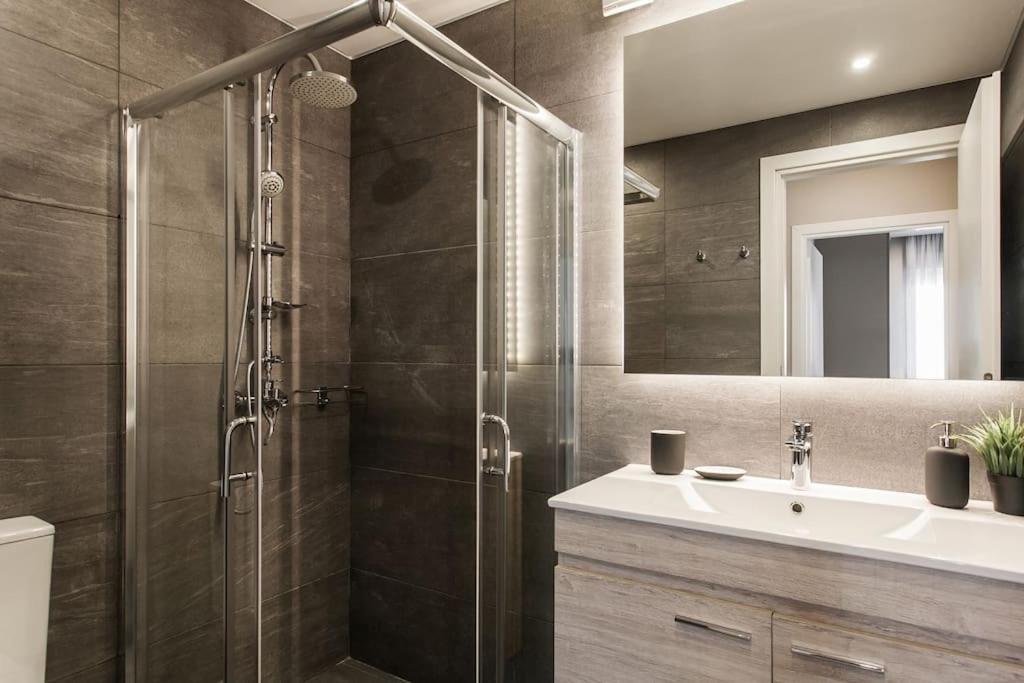 Piraeus Deluxe 2Bdr Apt - Near Metro And Port Eksteriør bilde