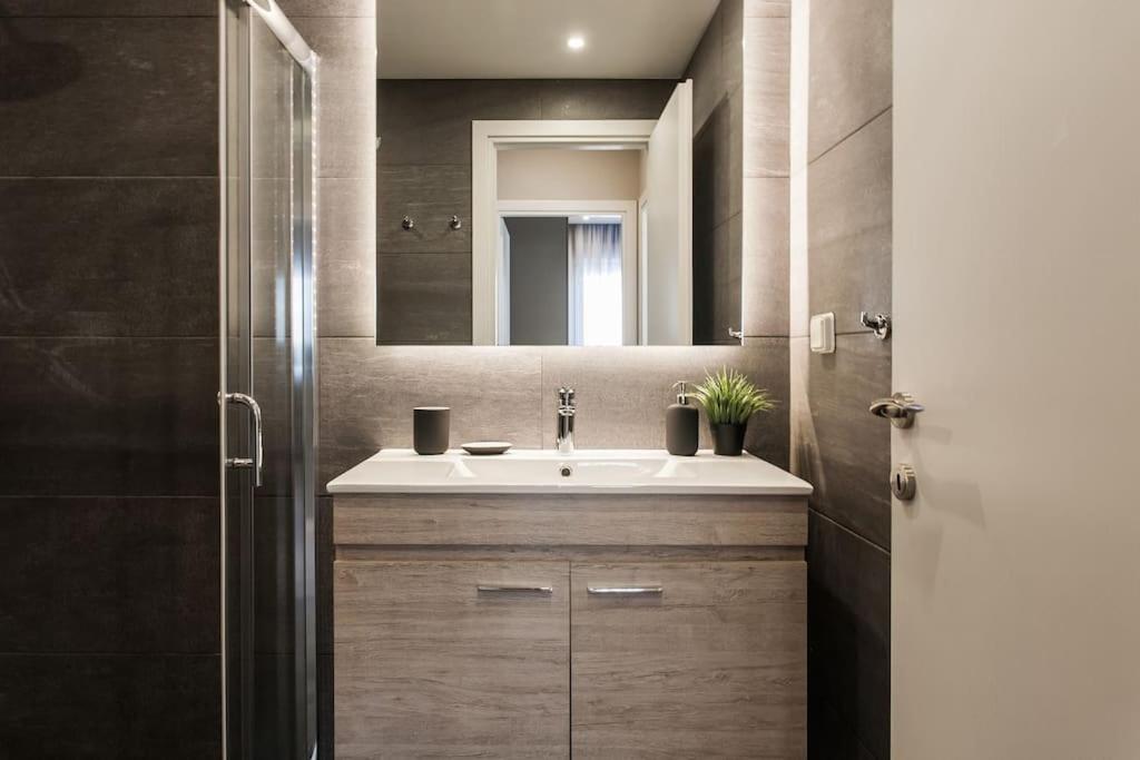 Piraeus Deluxe 2Bdr Apt - Near Metro And Port Eksteriør bilde